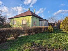 Masszív tégla építésű 2+1 szobás összközműves, összkomfortos cs.ház