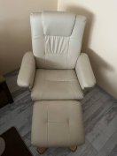 Megkímélt állapotú műbőr fotel lábtartóval eladó 