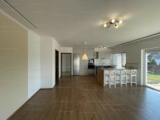 Modern, szép állapotú, újszerű családi ház kerttel, garázzsal eladó!