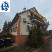 Monor kertvárosban 3 külön lakrészre kialakított ház 1075 m2 telekkel