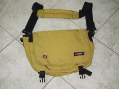 Mustársárga Eastpak férfi válltáska táska