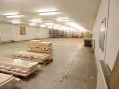 Oroszlányban ( M1 autópálya 15 km ), 356 m2 -es raktár kiadó