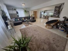 Padlófűtéses modern ház tágas terekkel, 4 hálószobával