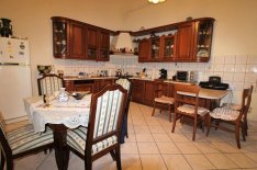 Palotanegyedben eladó szép felújított homlokzatú épületben