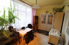 Pásztón nem túl nagy méretű ház jó utcában.