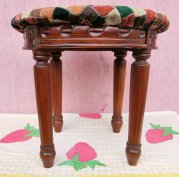 Polgári stílusú asztalka, kockás posztó huzattal az 1920-s évekből