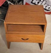 Régi, retro masszív kis éjjeliszekrény