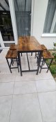 Rusztikus bár asztal 4db székkel Zamárdiban.