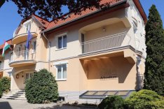 Sárváron,18 szobás hotel,az Arborétum mellett!