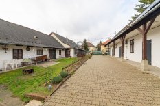 TÖBB FUNKCIÓS, JELENLEG 2 LAKÁSOS, 3 059 M2-ES TELKEN LÉVŐ PATAKPARTI