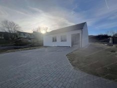 Tatabányán, lakóparkban új építésű családi házak leköthetők