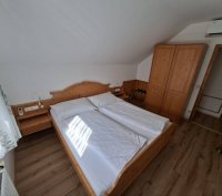 Tömör fenyő hálószoba bútor szett