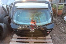 Toyota Yaris 2 csomagtérajtó üresen szélvédővel (213.)