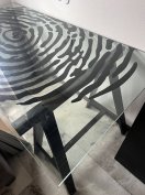 Üvegasztal fa lábakkal