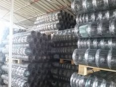 Vadvédelmi háló kerítésépítés drótfonat tüskésdrót kerítés betonoszlop
