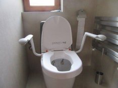 WC magasitó ülőke karfa karfás karfával fedél fedeles fedéllel tetővel