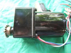 (7) 4/0. Hajtóműves villanymotor, 115 V / 60Hz/ 25 W-os, fogaskerekes