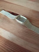 aranyszínű karóra 