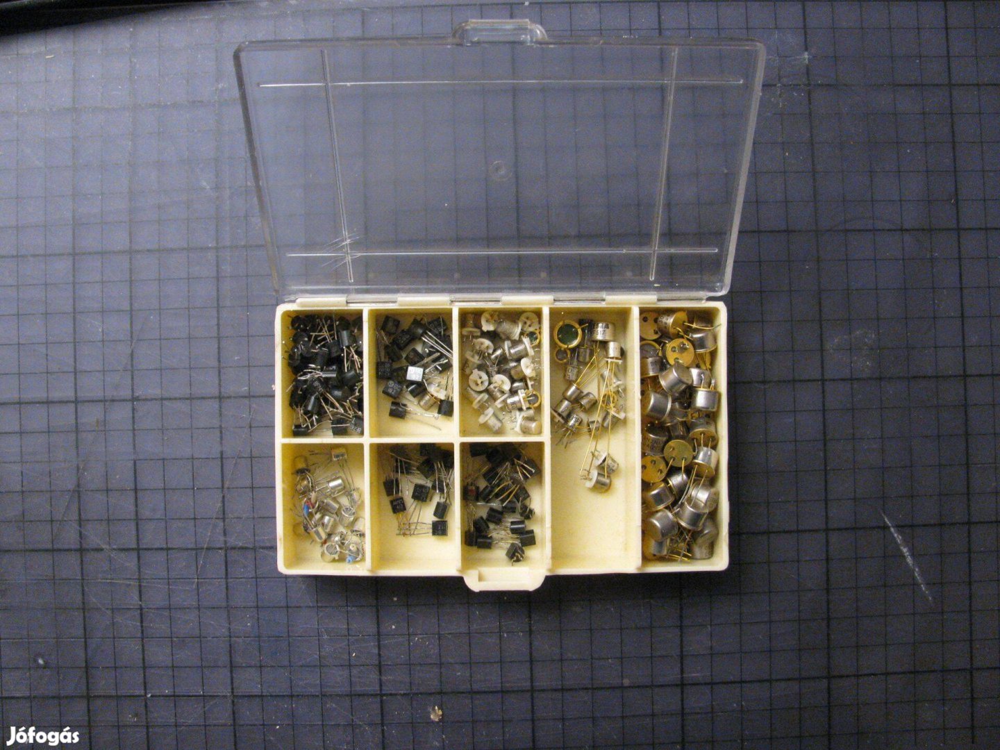 100-150 vegyes tranzisztor, újak, bontottak dobozzal