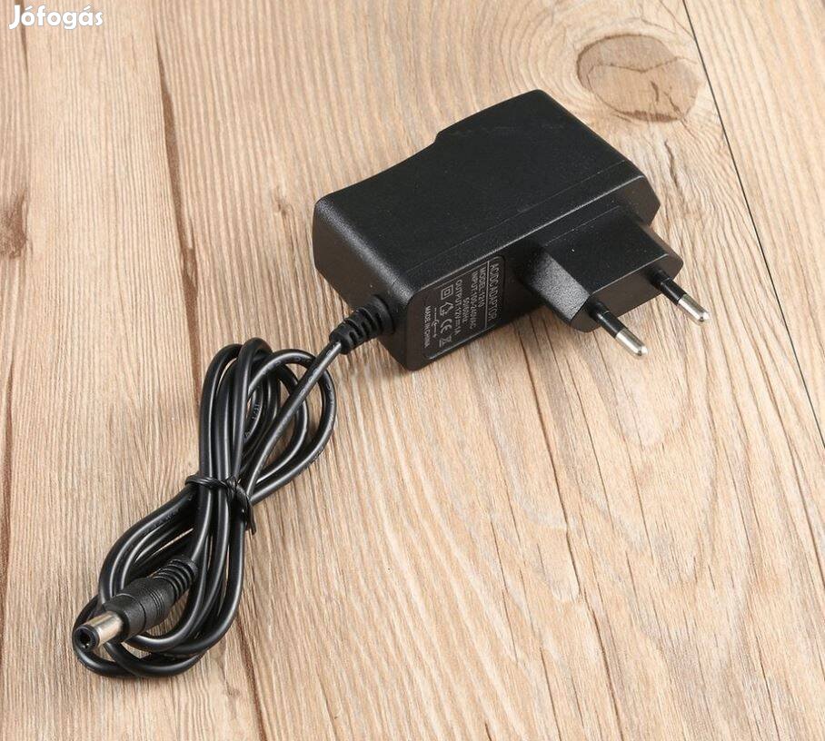 100-220V / 12 V adapter 5,5x2,1mm dugóval 1,5-2A