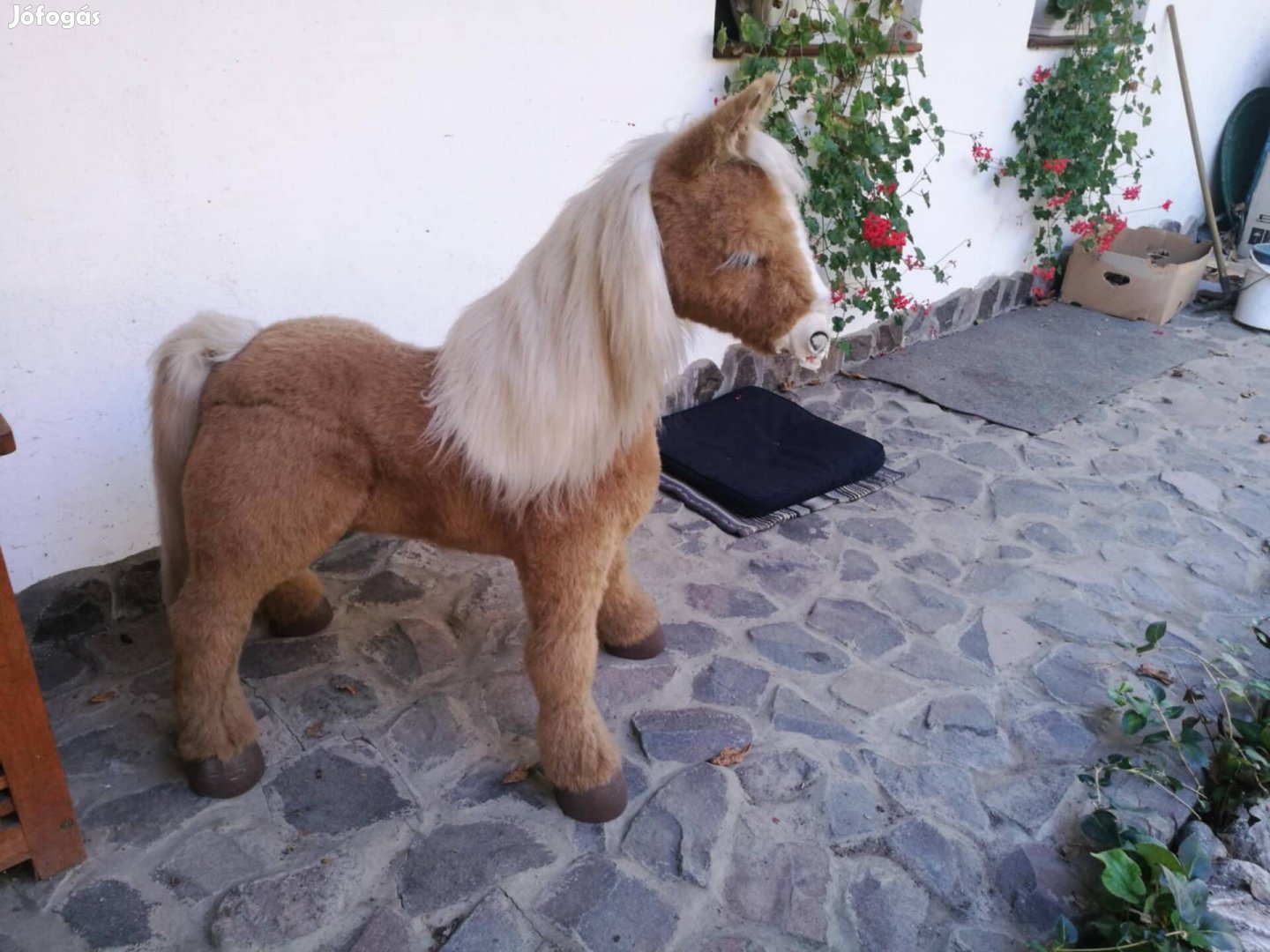 100 cm magas interaktív ló, nyihog mozgatja a fejét farkát. 