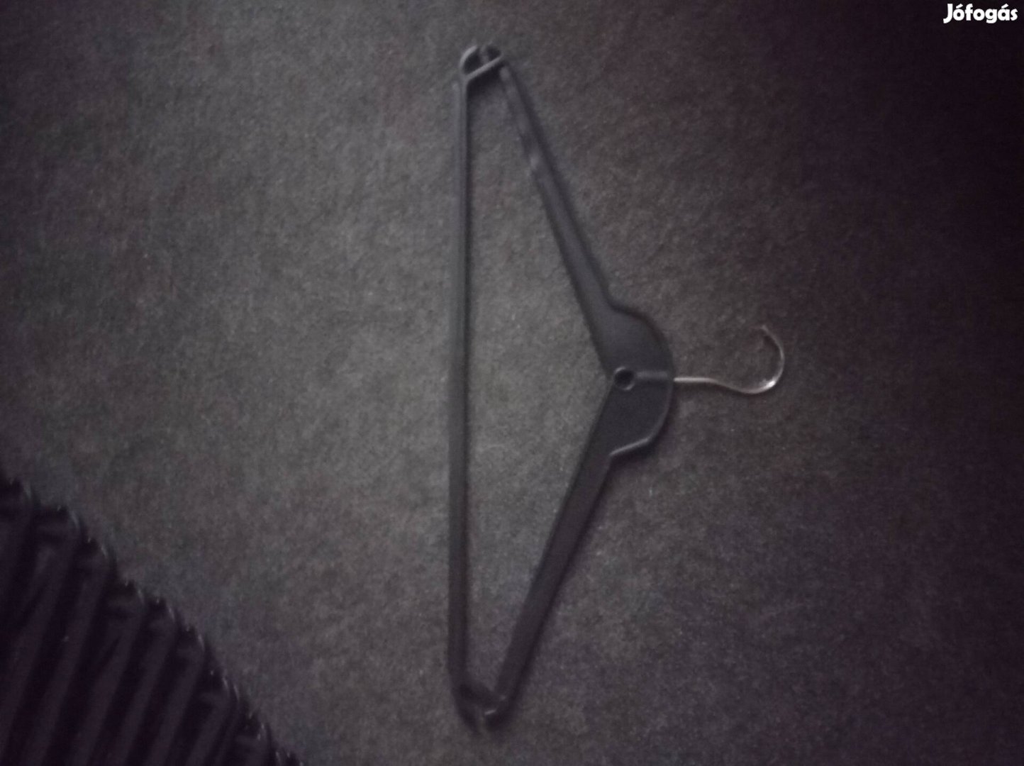 100 db hibátlan nadrágtartós vállfa.