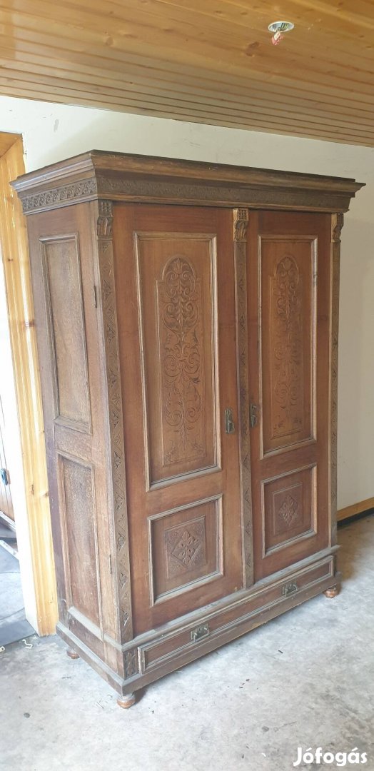 100 éves, kézzel faragott antik szekrény, parasztbútor 
