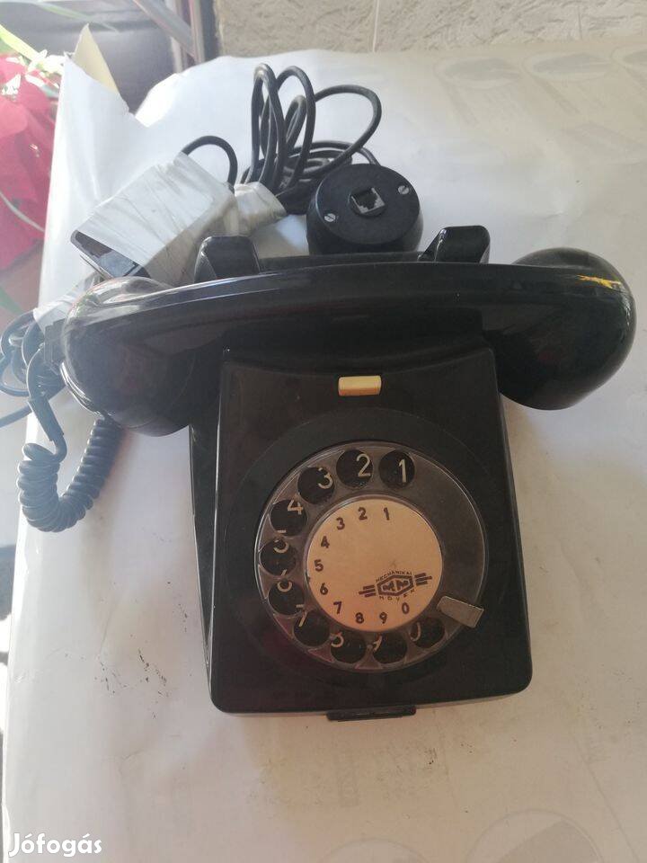 100 éves antik telefon