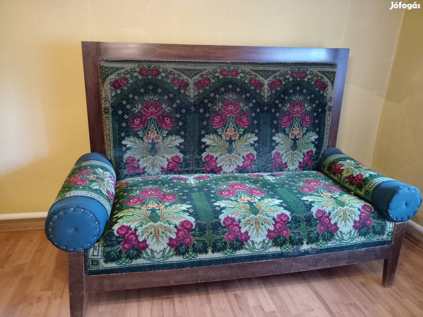 100 éves kanapé