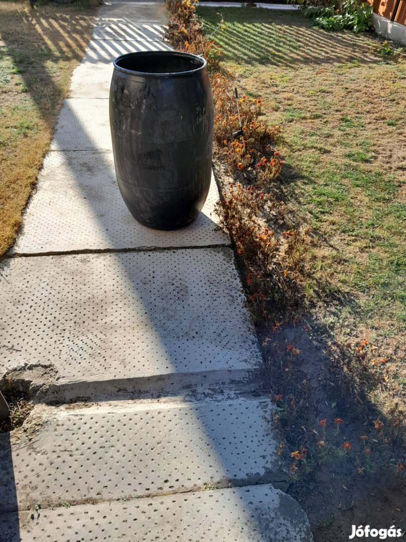 100 literes műanyag hordó fekete fedél nélküli