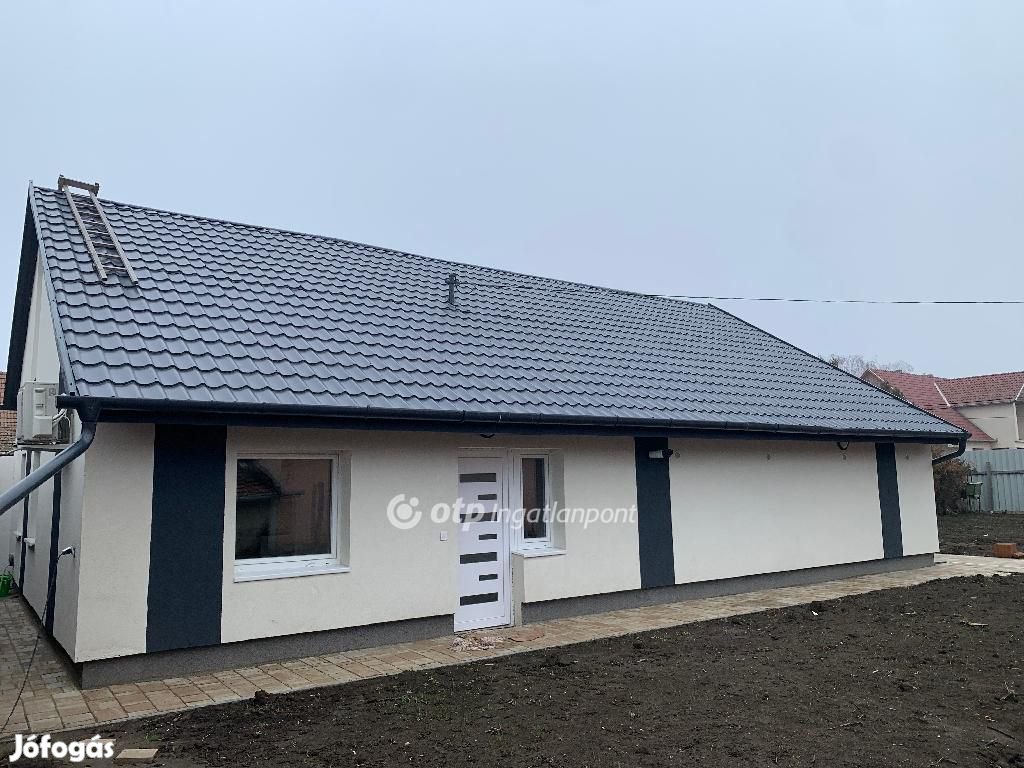 100 nm-es ház eladó Szolnok