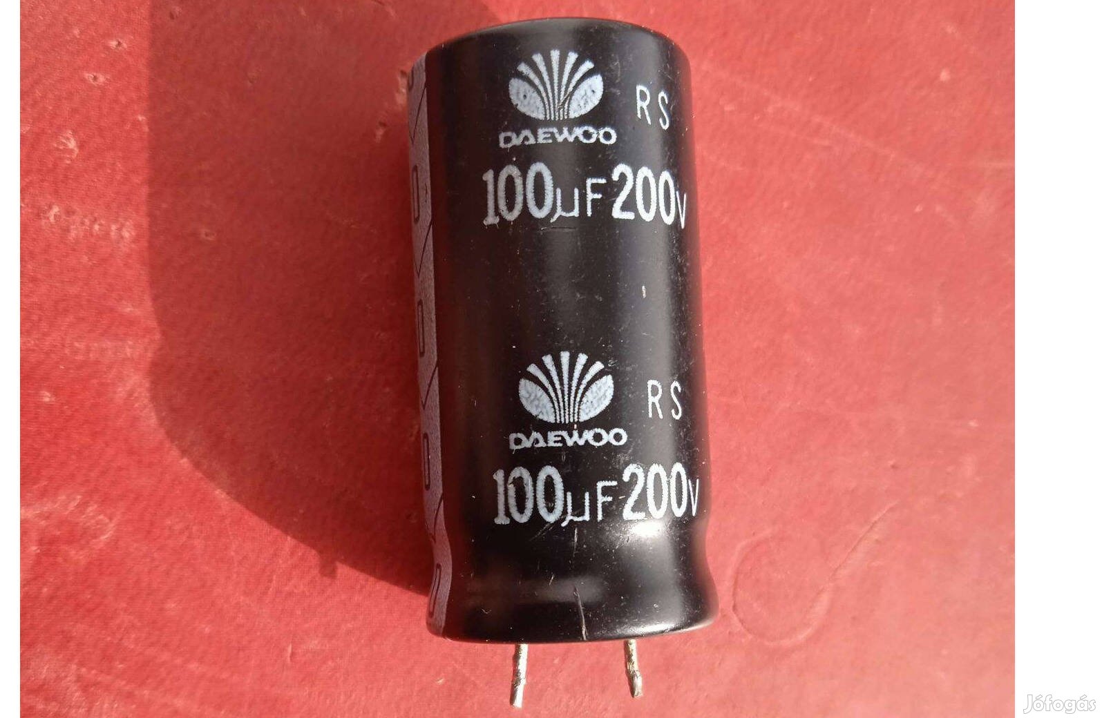 100 uF , 200 V Daewoo kondenzátor , NYÁK-ba , 36 x 18 mm