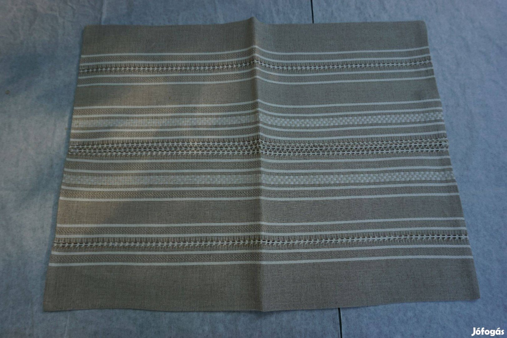 100x100 cm.-es drapp, fehér csíkmintás szőttes terítő eladó