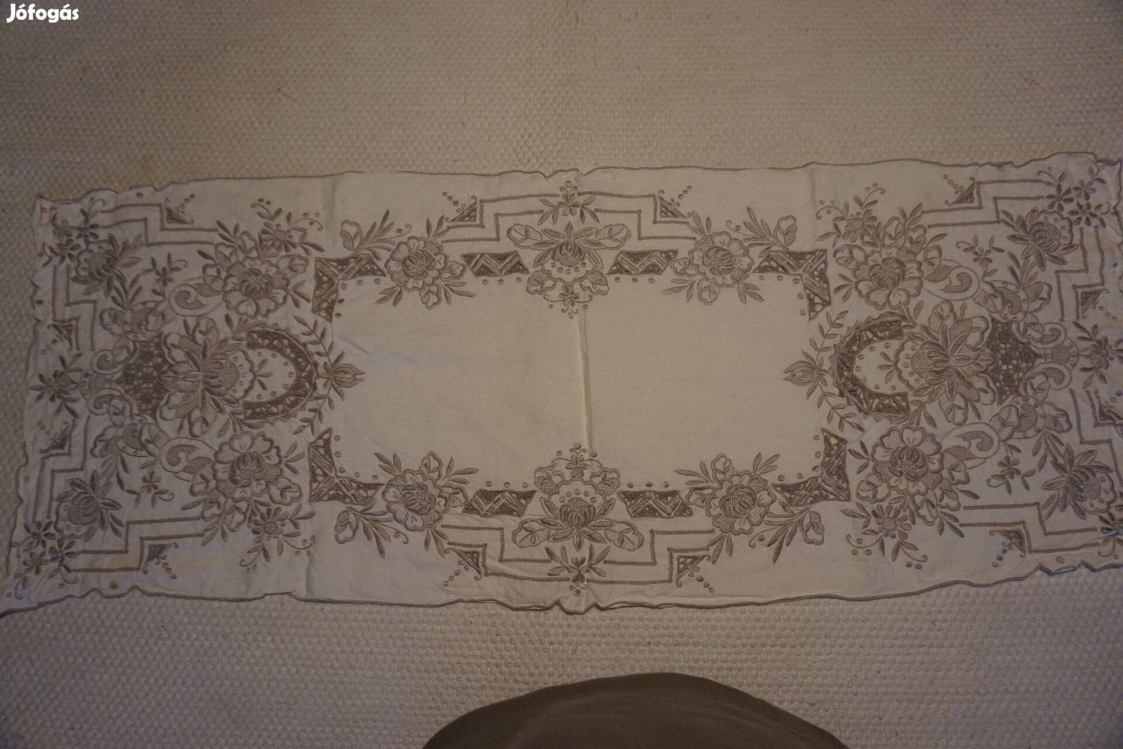 100x38 cm.-es riselt és hímzett díszes terítő eladó