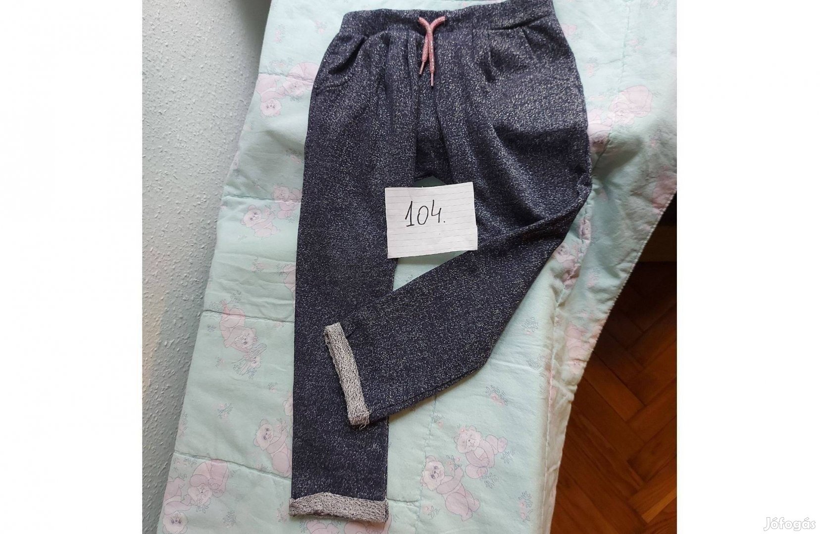104-es méretű kislány szabadidő nadrág eladó