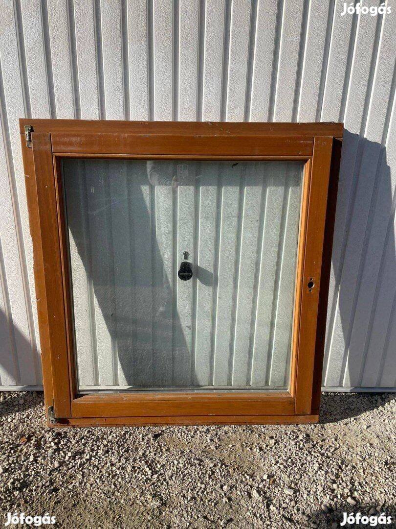108x117-es fa ablak hőszigetelt üveggel