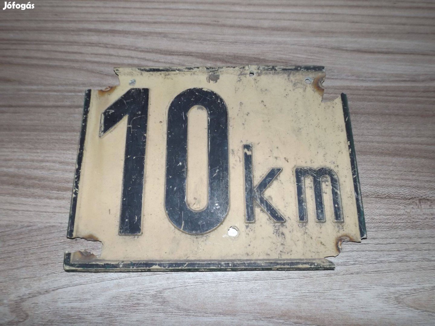 10km sebességkorlátozó műanyag tábla lassú járműre