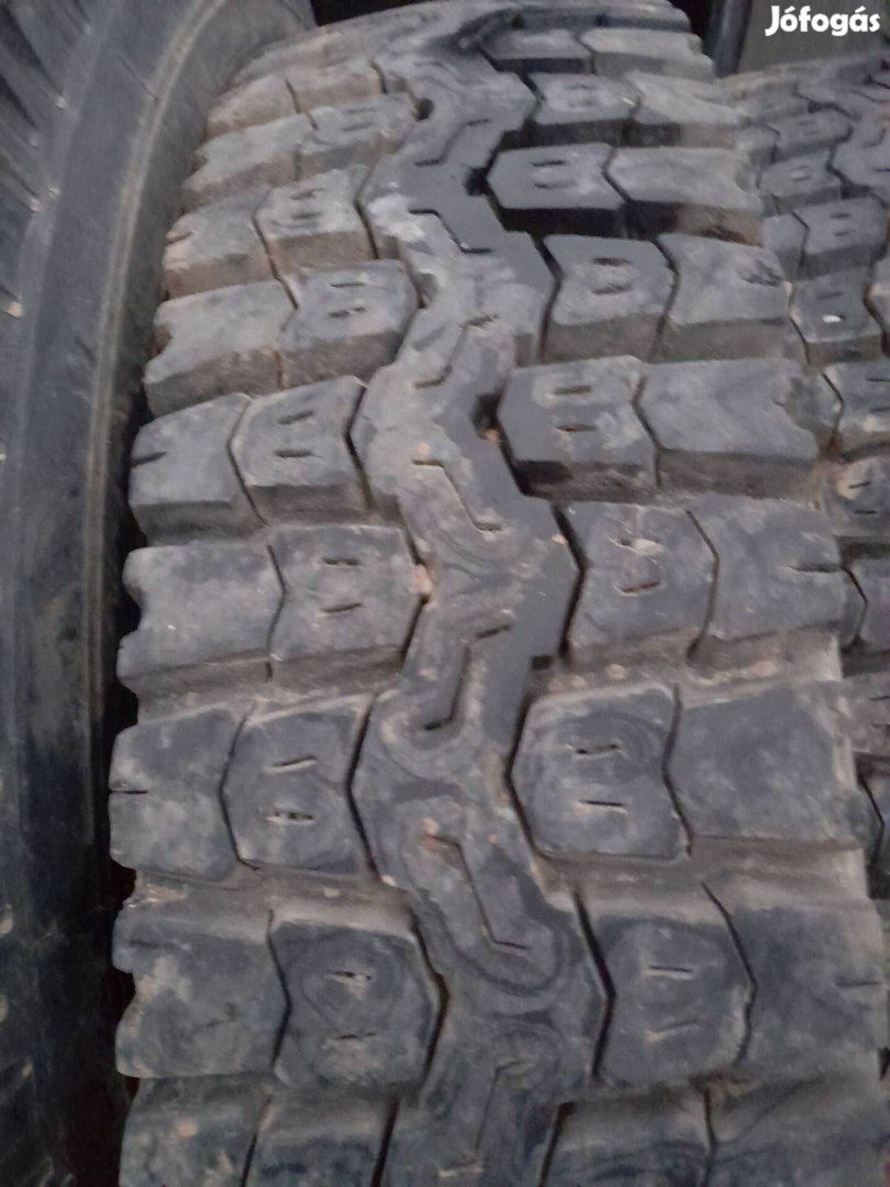 10r22.5 Pirelli TH25 használt húzó gumik