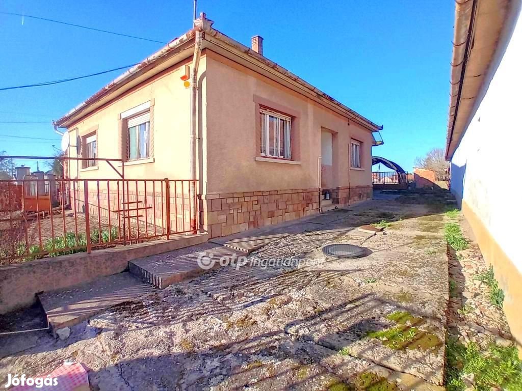 110 nm-es ház eladó Csány