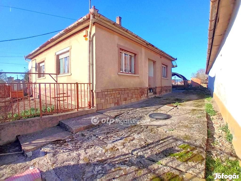 110 nm-es ház eladó Csány
