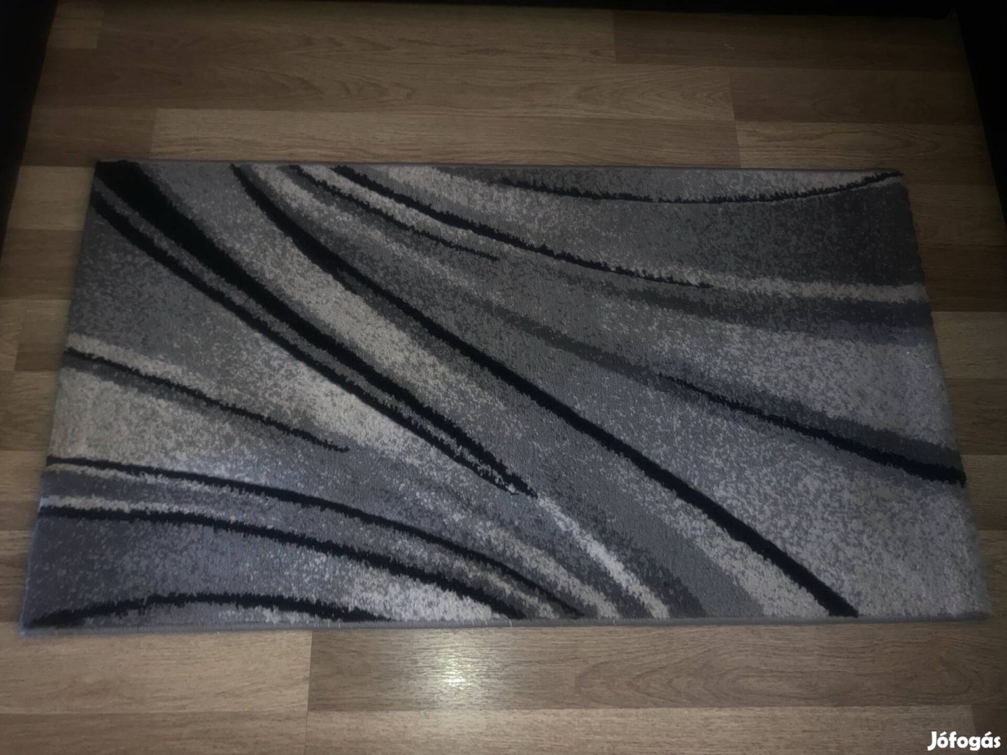 110 x 60 újszerű vastag szürke-fekete mintás szőnyeg 