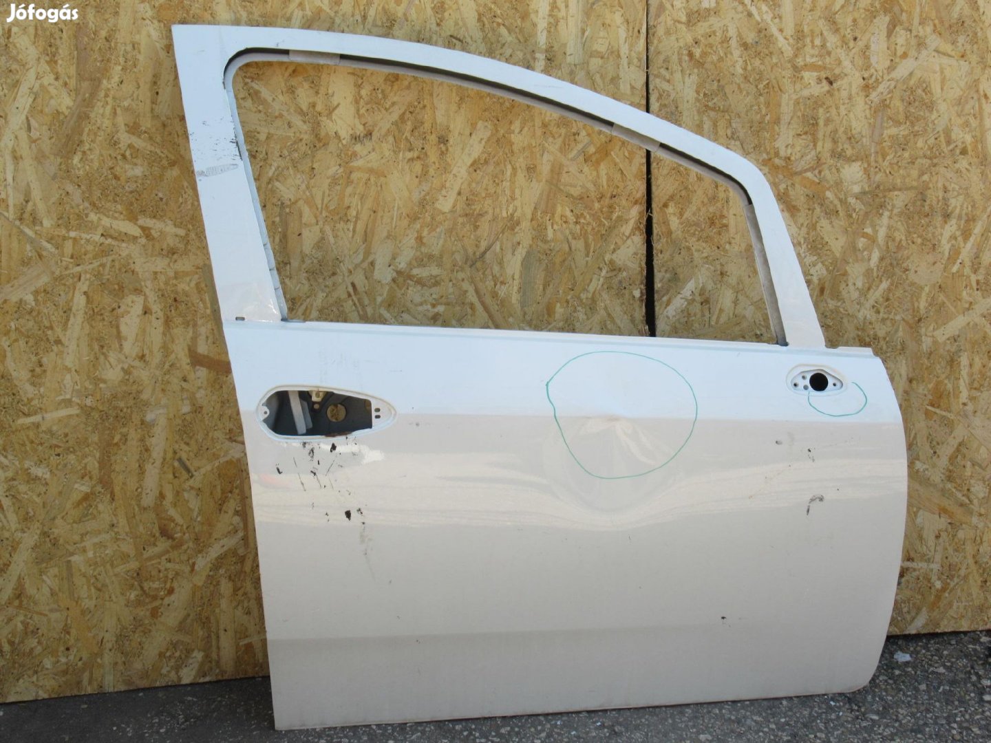 111132 Fiat Linea jobb első ajtó a képen látható sérüléssel
