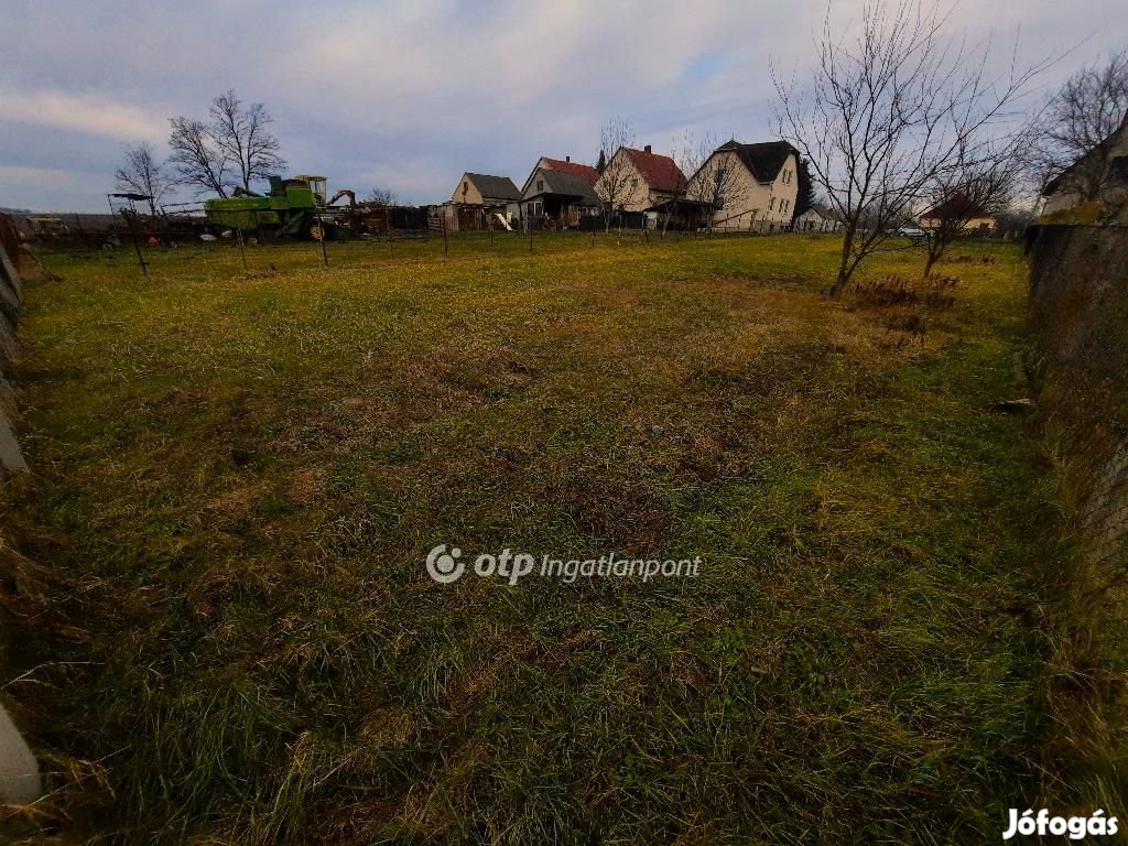 1117 m2-es építési telek eladó Ádándon