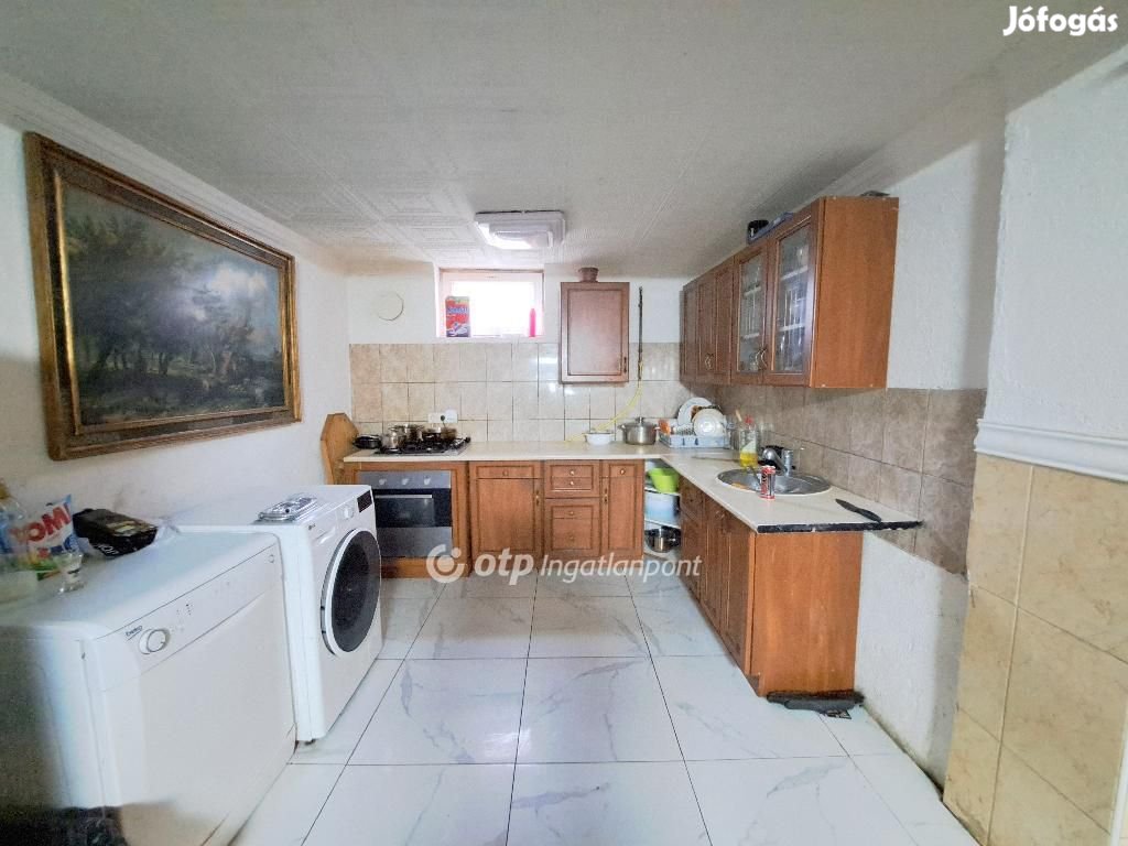 111 nm-es ház eladó Szolnok