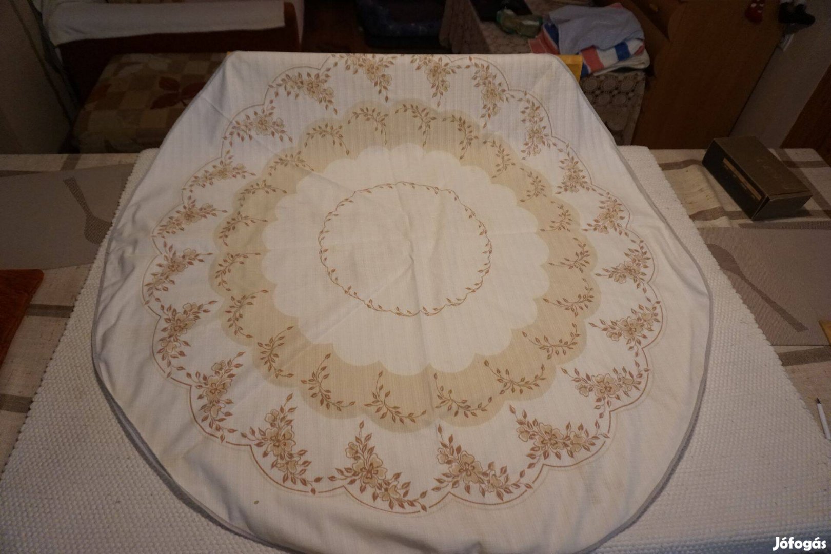 115 cm.-es díszes kerek terítő eladó