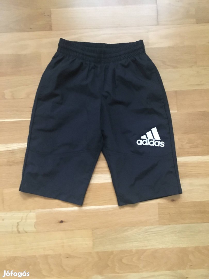 116 fiú Adidas rövid nadrág - újszerű