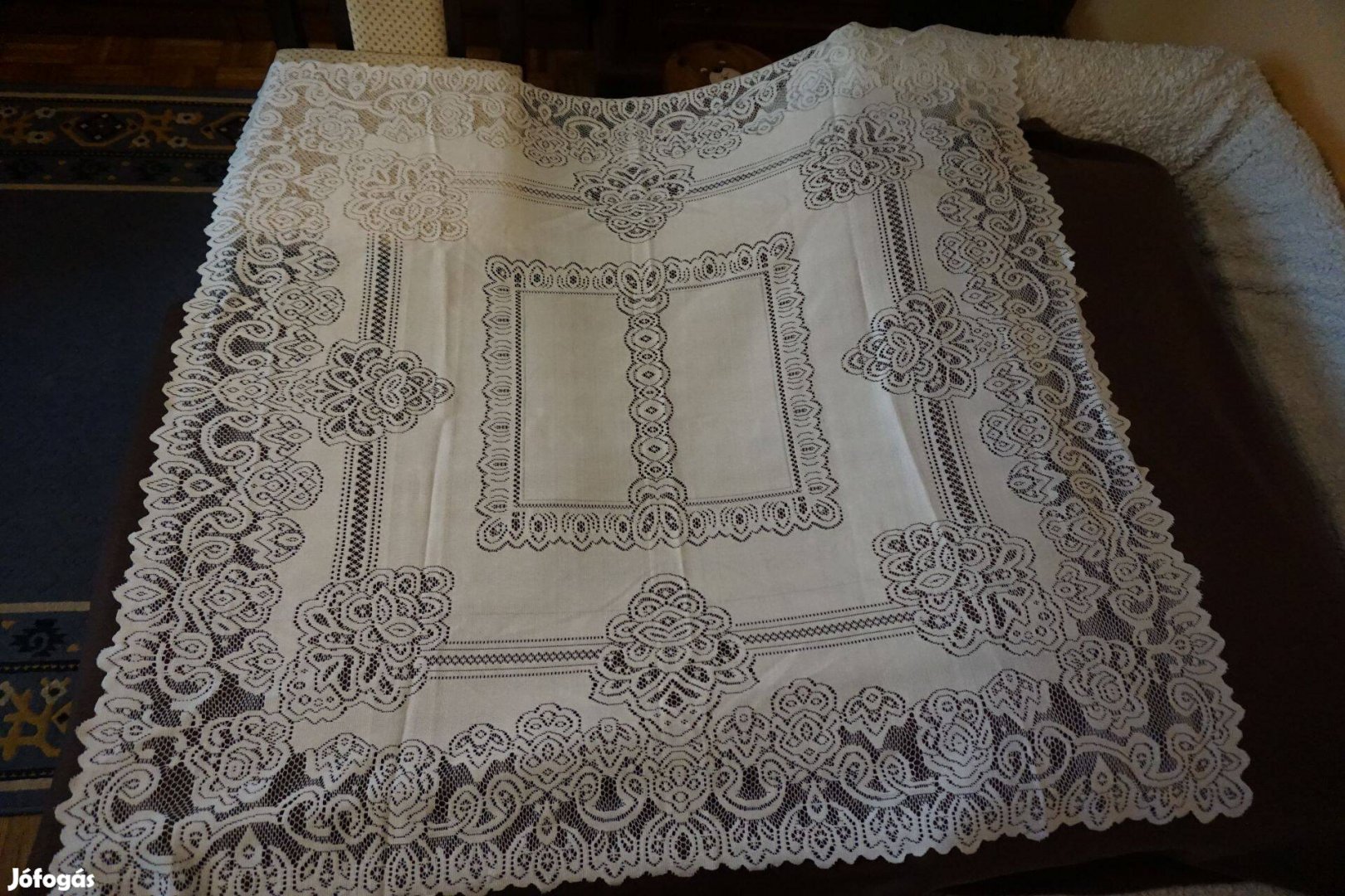 116x116 cm.-es fehér riselt és hímzett csipke terítő eladó