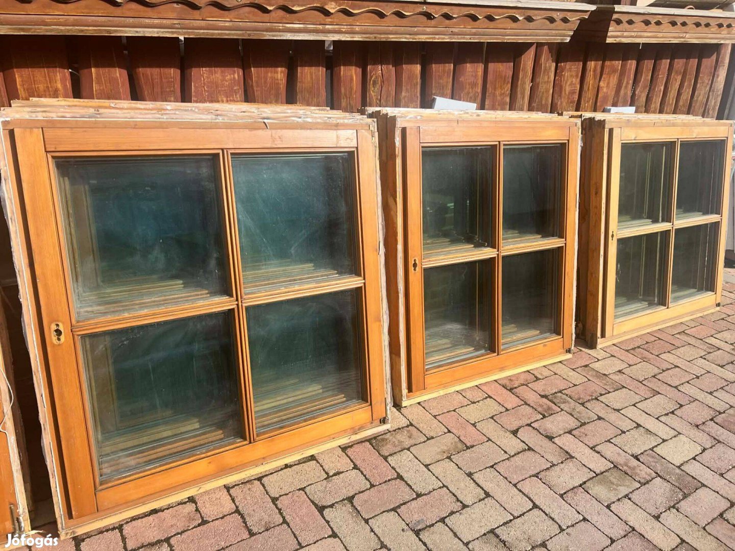 117 x 131 Fa ablak szép állapotban