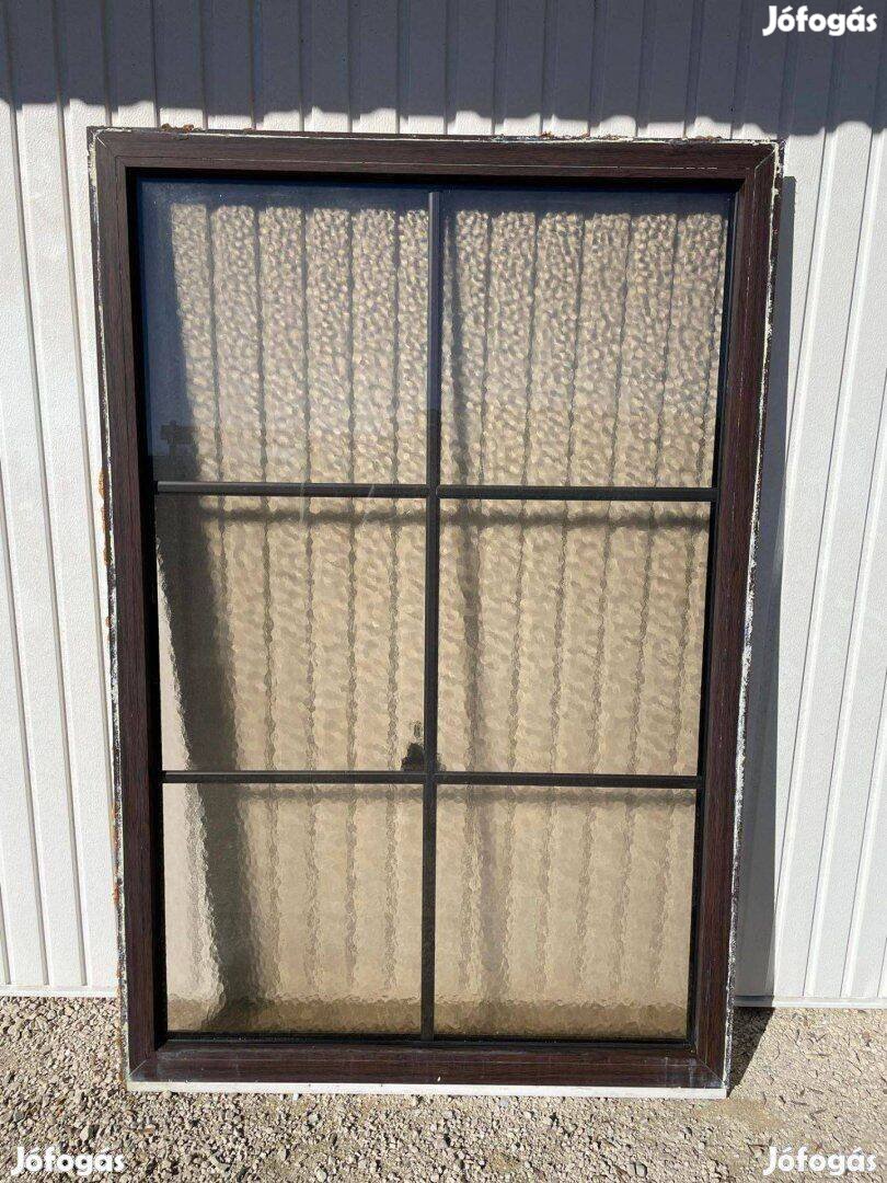 118x175-ös műanyag fix ablak. Kívül barna alu borítás