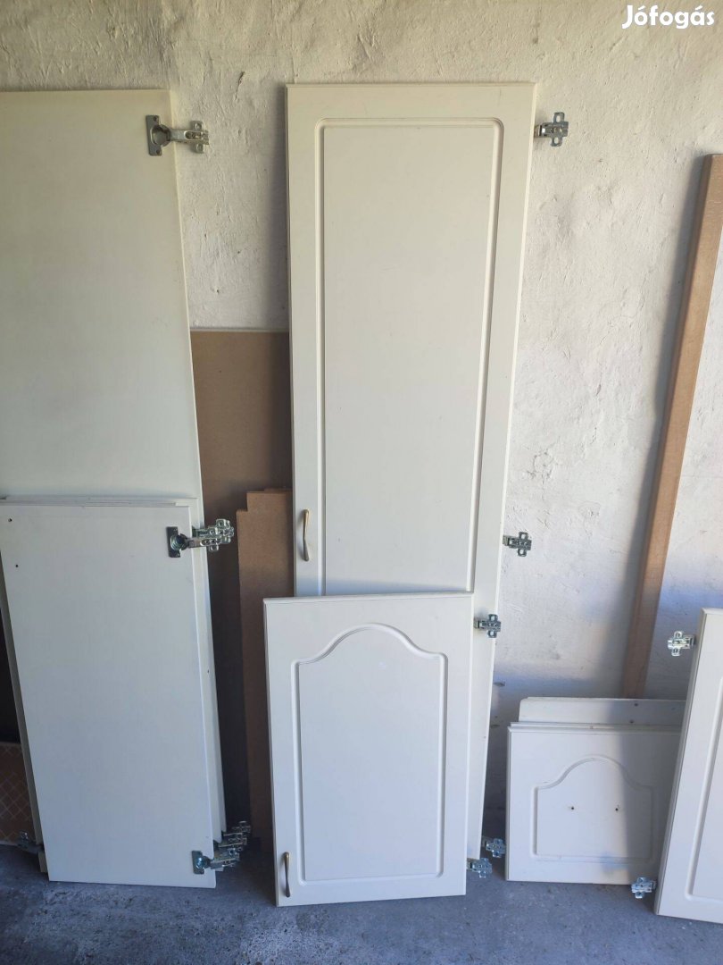 11 darab fehér színű előszoba és konyhaszekrény ajtók kivetőpántokkal